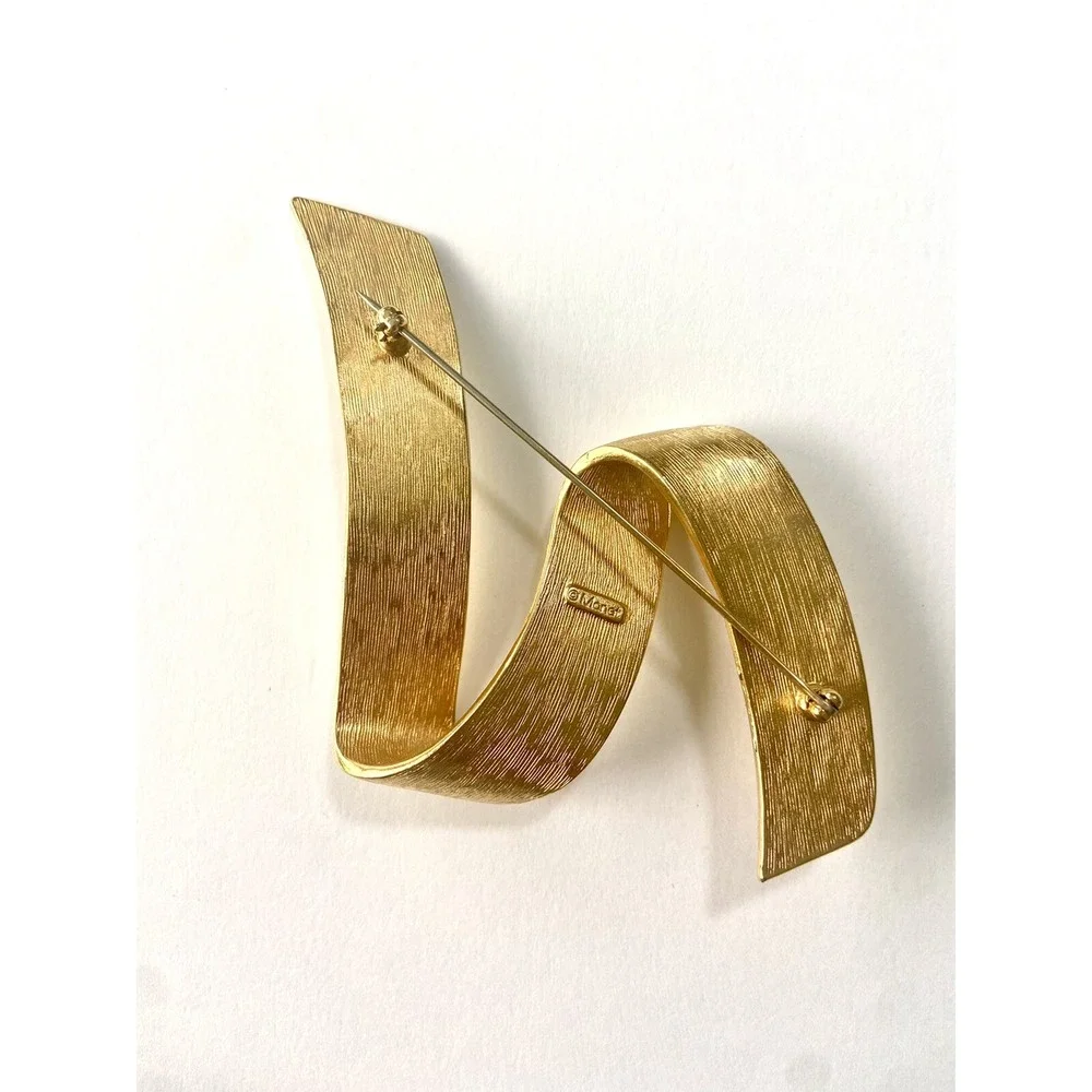 Monet Vintage Gold Tone Abstract Ribbon Wavy Brooch Pin Signed Statement Jewelry